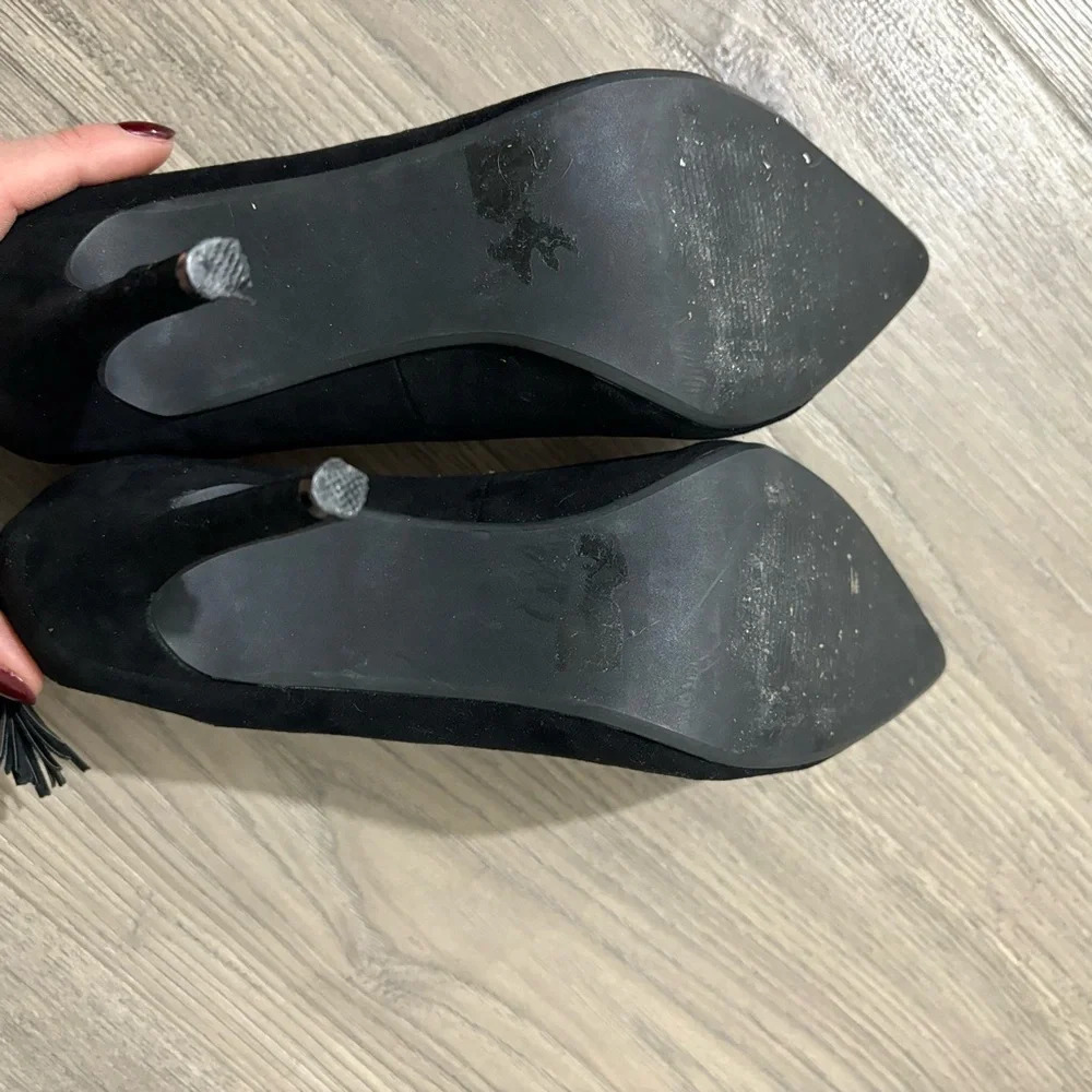 Toi Et Moi Pointed Toe Teardrop Cutout Back Black Tassel Pump - Picture 8 of 13